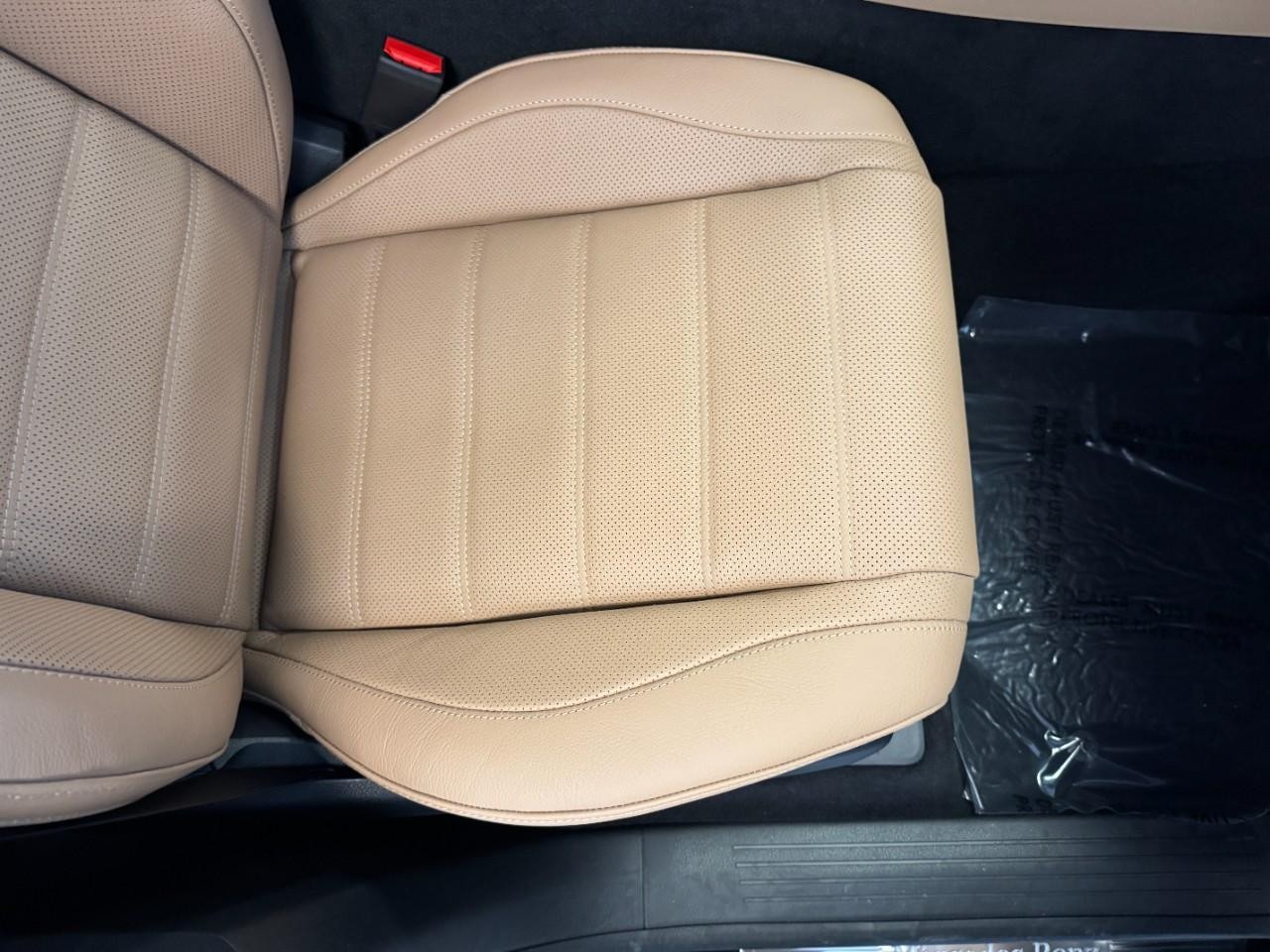 Mercedes-Benz GLE Vehicle Full-screen Gallery Image 19