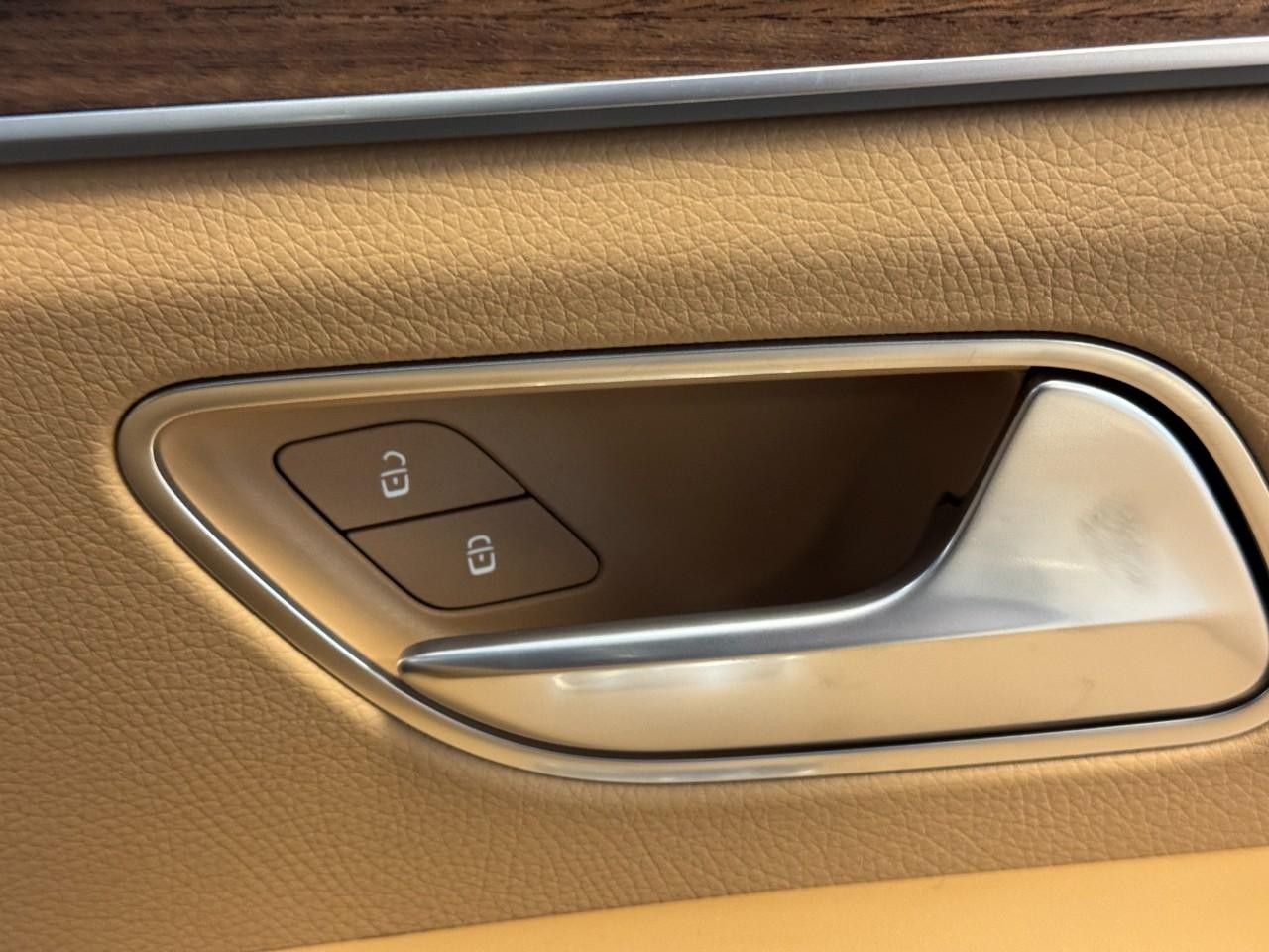 Mercedes-Benz GLE Vehicle Full-screen Gallery Image 21