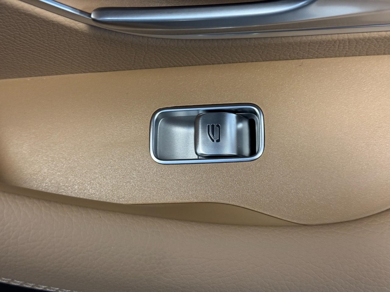 Mercedes-Benz GLE Vehicle Full-screen Gallery Image 22