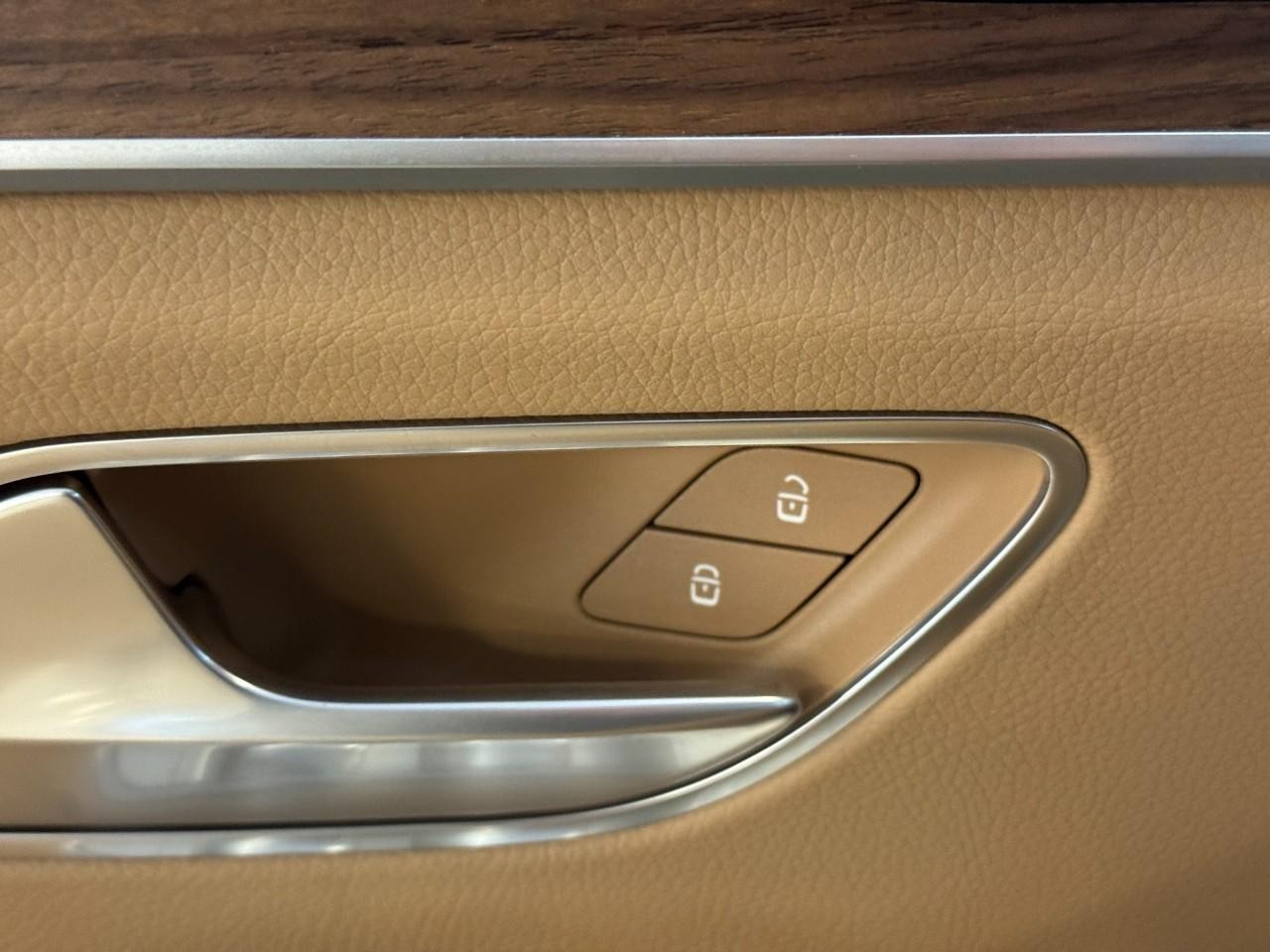 Mercedes-Benz GLE Vehicle Full-screen Gallery Image 25