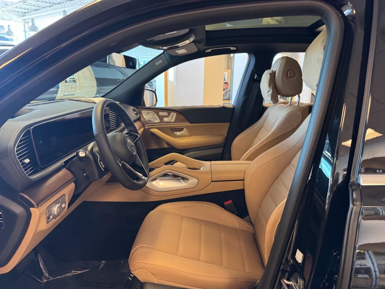 Mercedes-Benz GLE Vehicle Full-screen Gallery Image 28