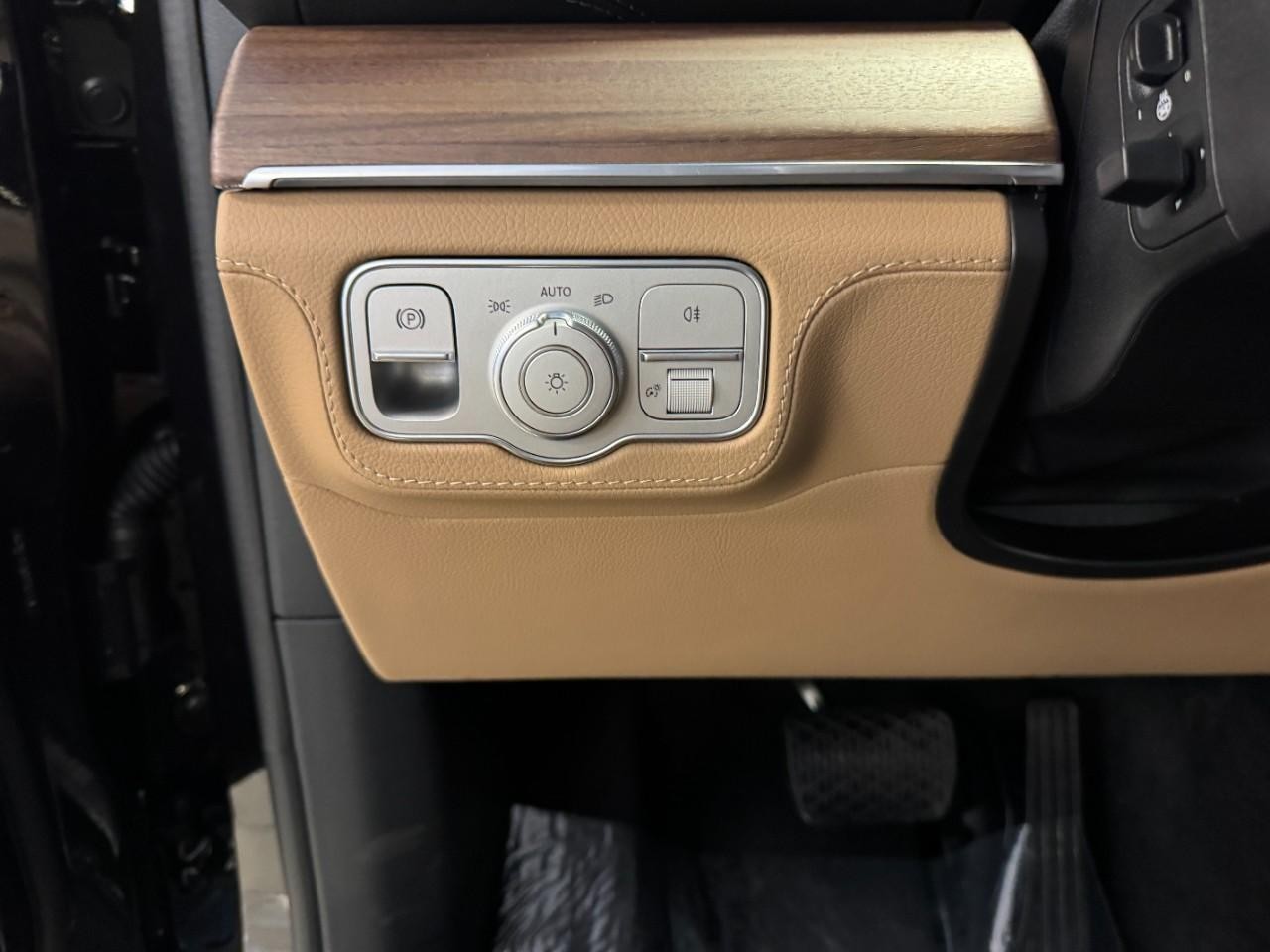 Mercedes-Benz GLE Vehicle Full-screen Gallery Image 30