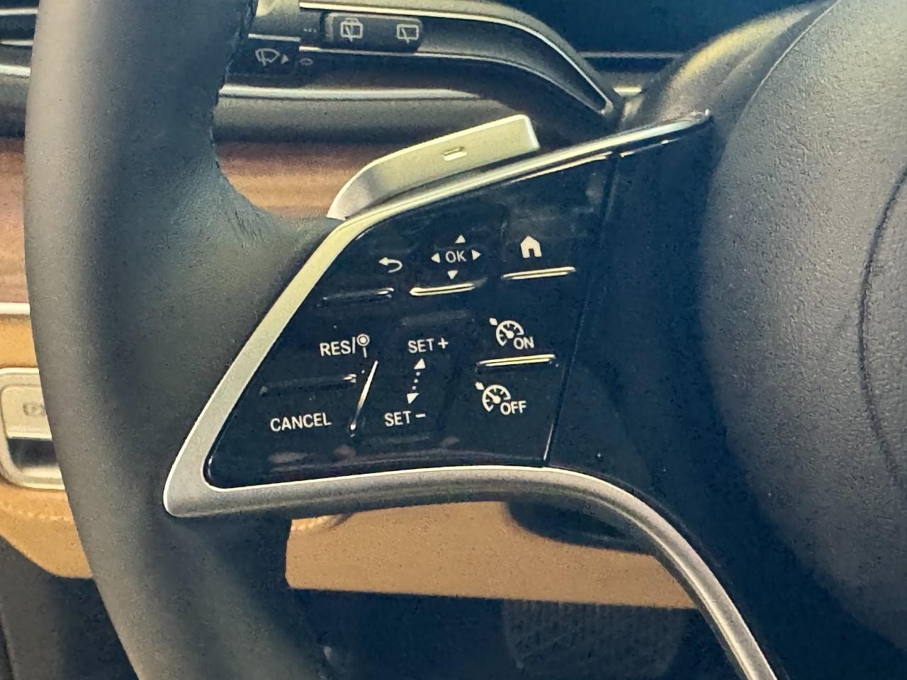 Mercedes-Benz GLE Vehicle Full-screen Gallery Image 31