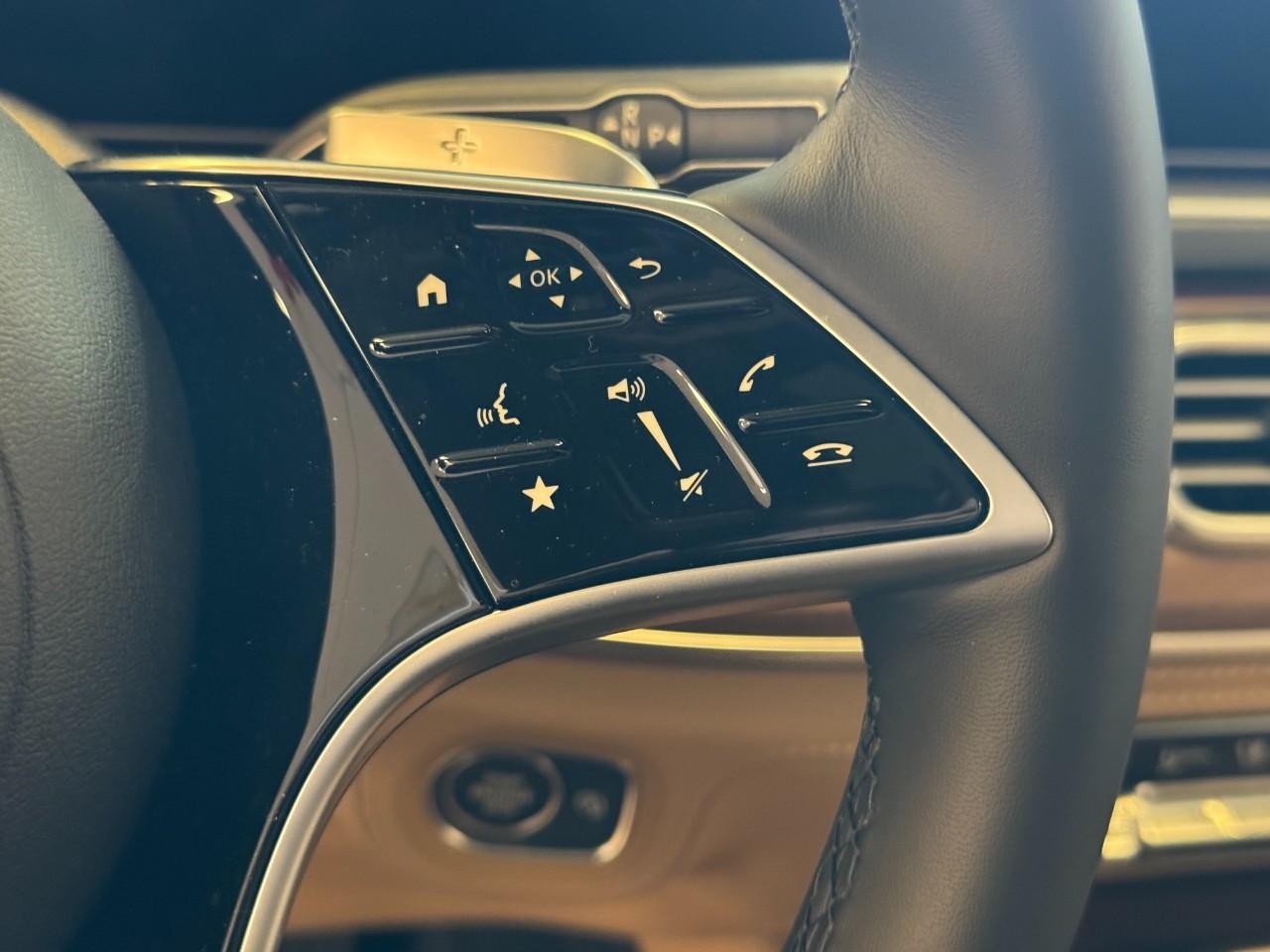 Mercedes-Benz GLE Vehicle Full-screen Gallery Image 32