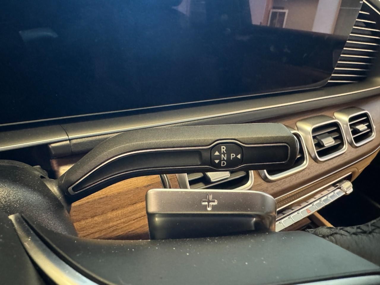 Mercedes-Benz GLE Vehicle Full-screen Gallery Image 34