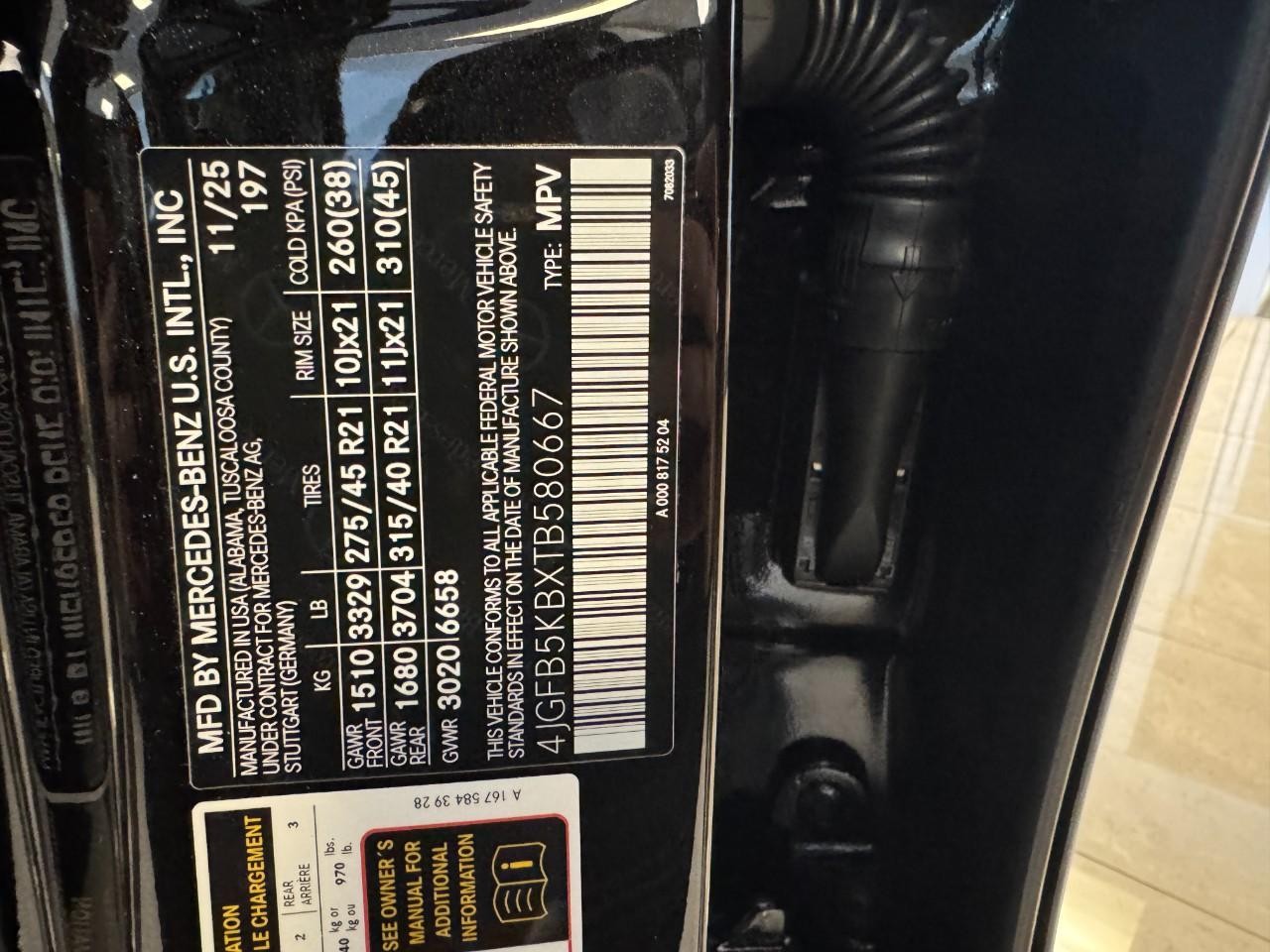 Mercedes-Benz GLE Vehicle Full-screen Gallery Image 35