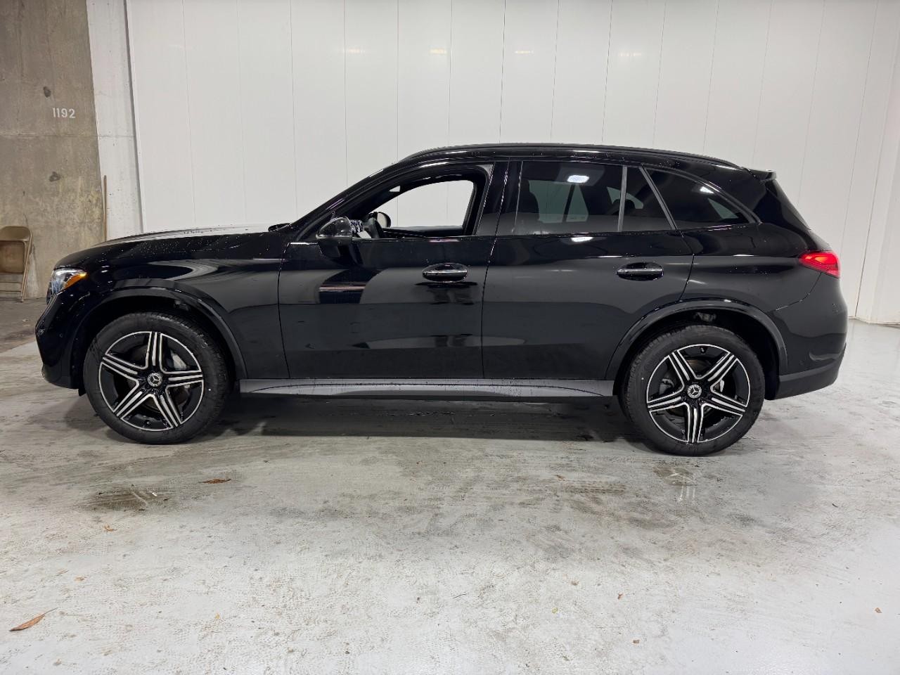 Mercedes-Benz GLC Vehicle Full-screen Gallery Image 2