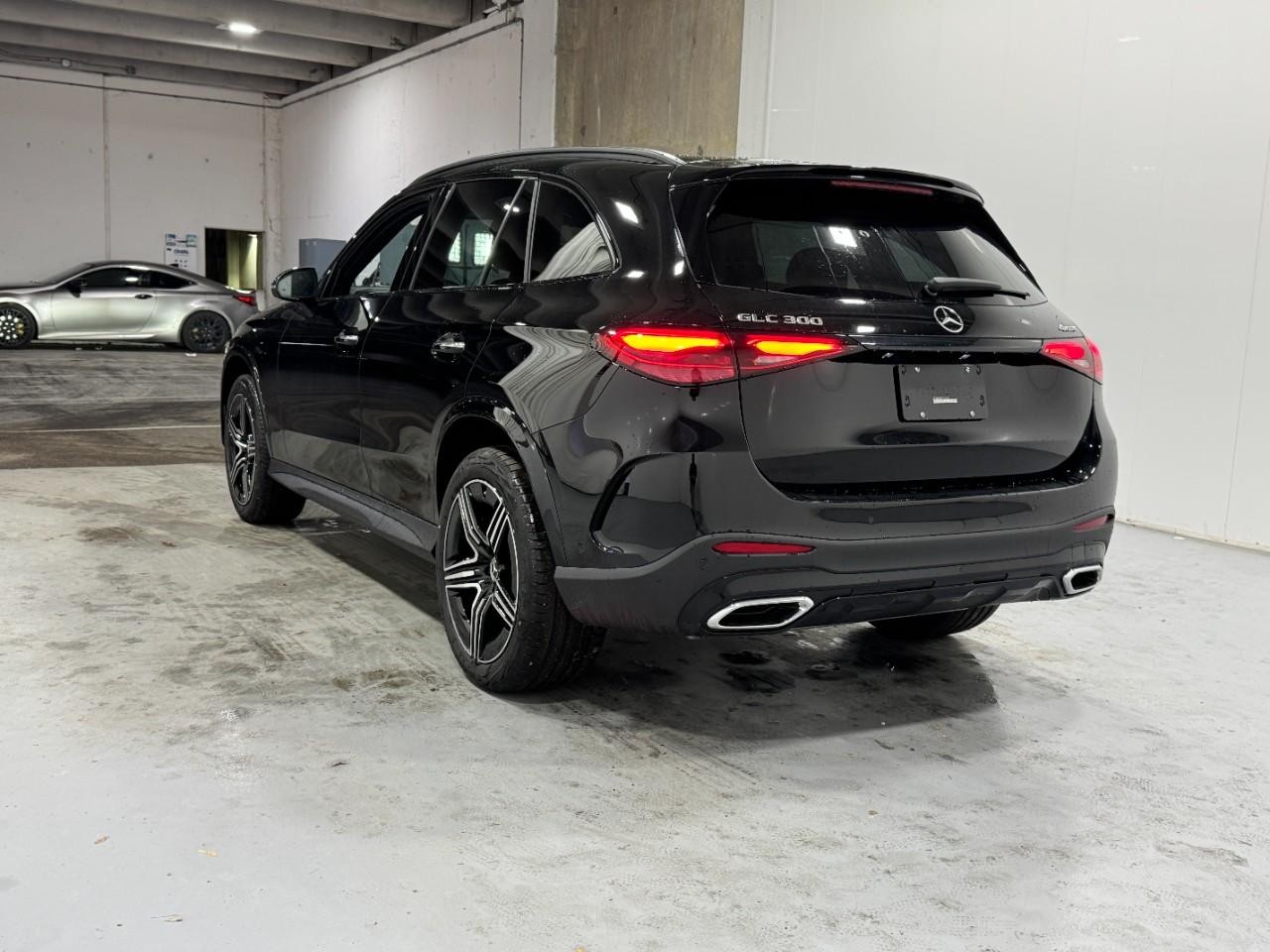 Mercedes-Benz GLC Vehicle Full-screen Gallery Image 3