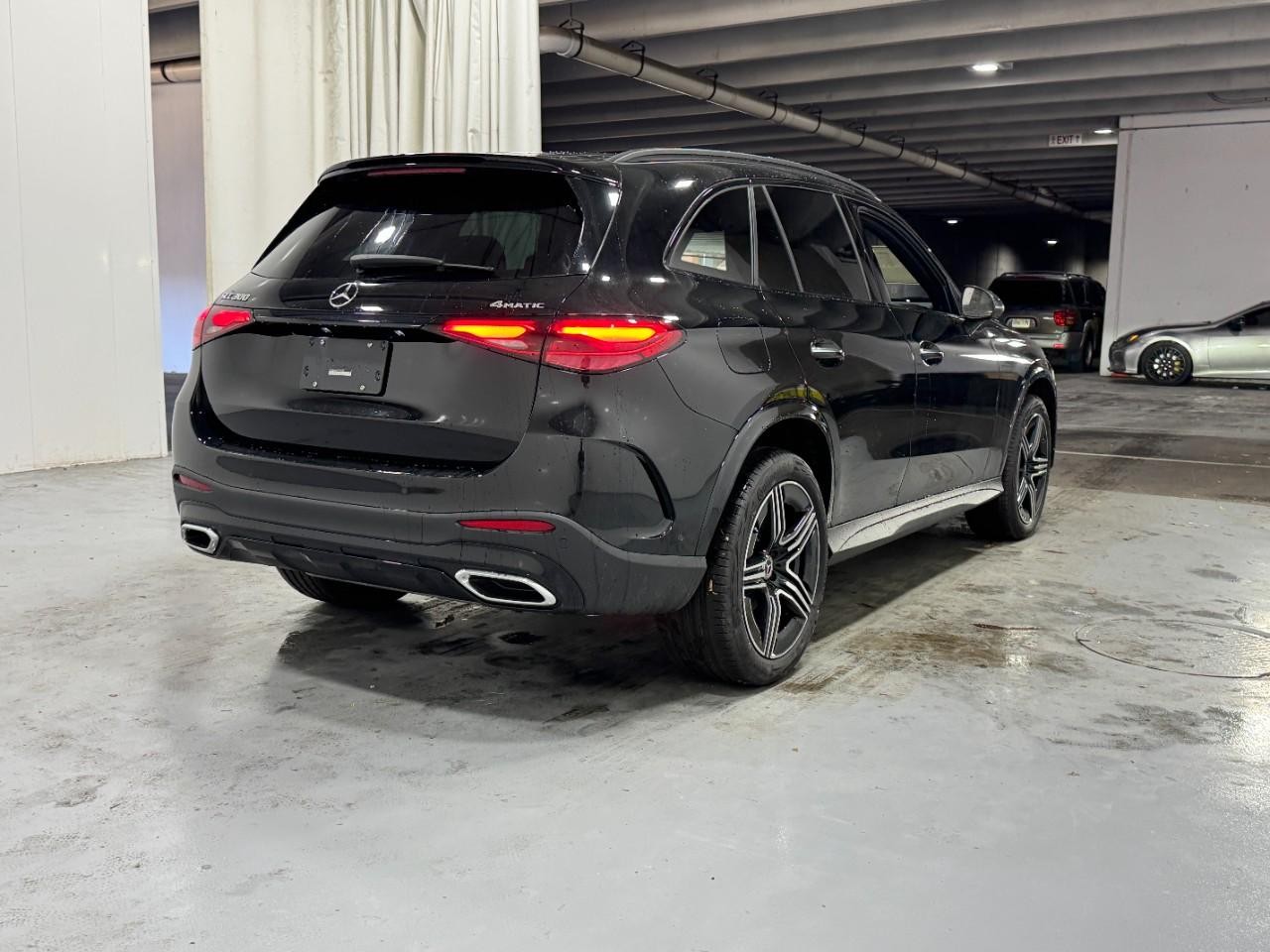 Mercedes-Benz GLC Vehicle Full-screen Gallery Image 4