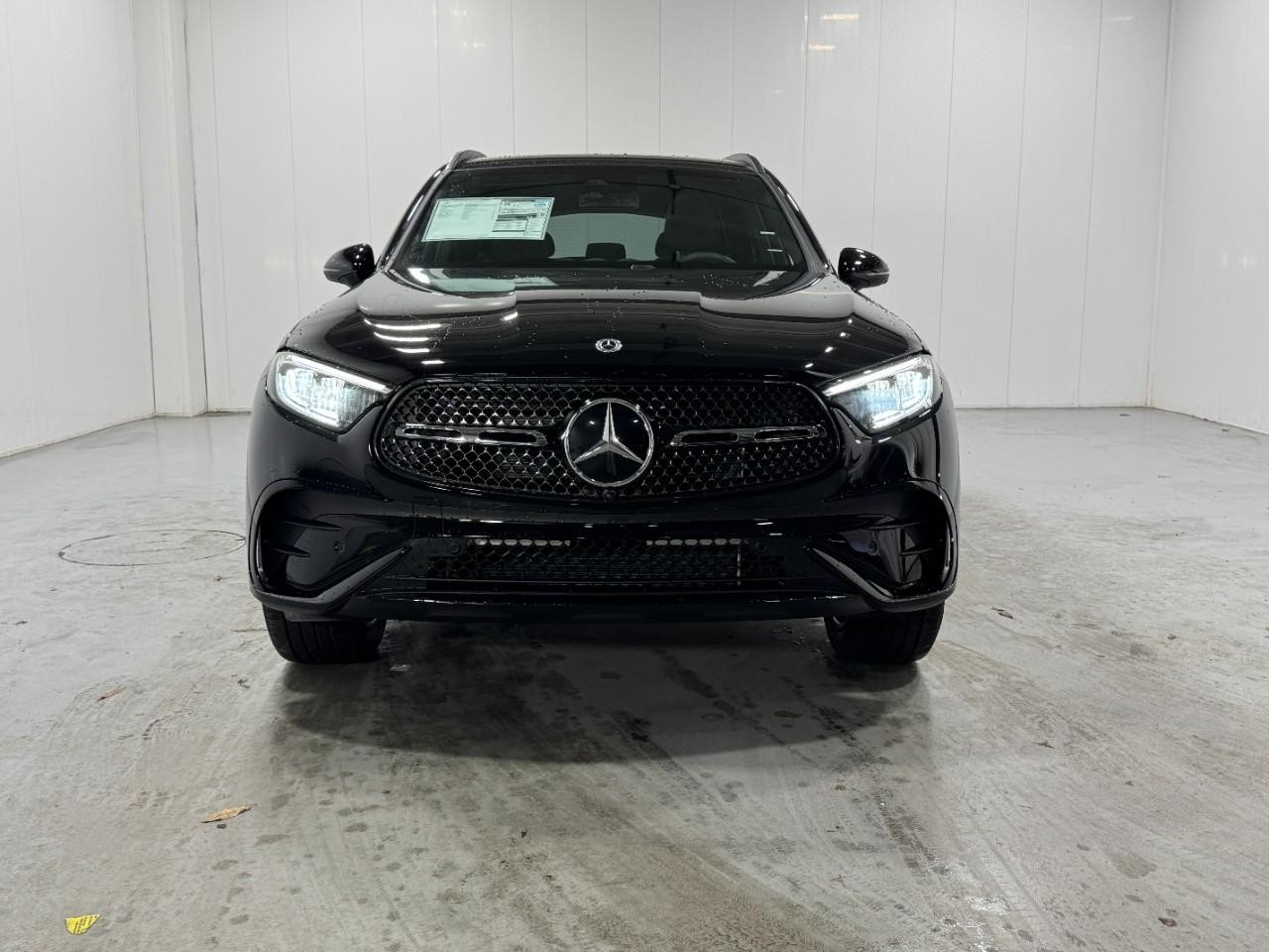 Mercedes-Benz GLC Vehicle Full-screen Gallery Image 7