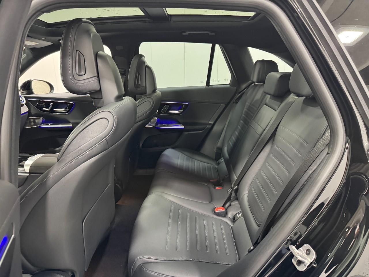 Mercedes-Benz GLC Vehicle Full-screen Gallery Image 8