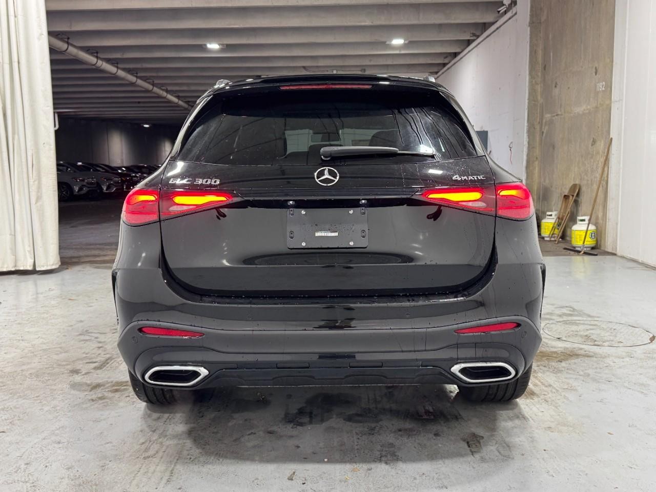 Mercedes-Benz GLC Vehicle Full-screen Gallery Image 9