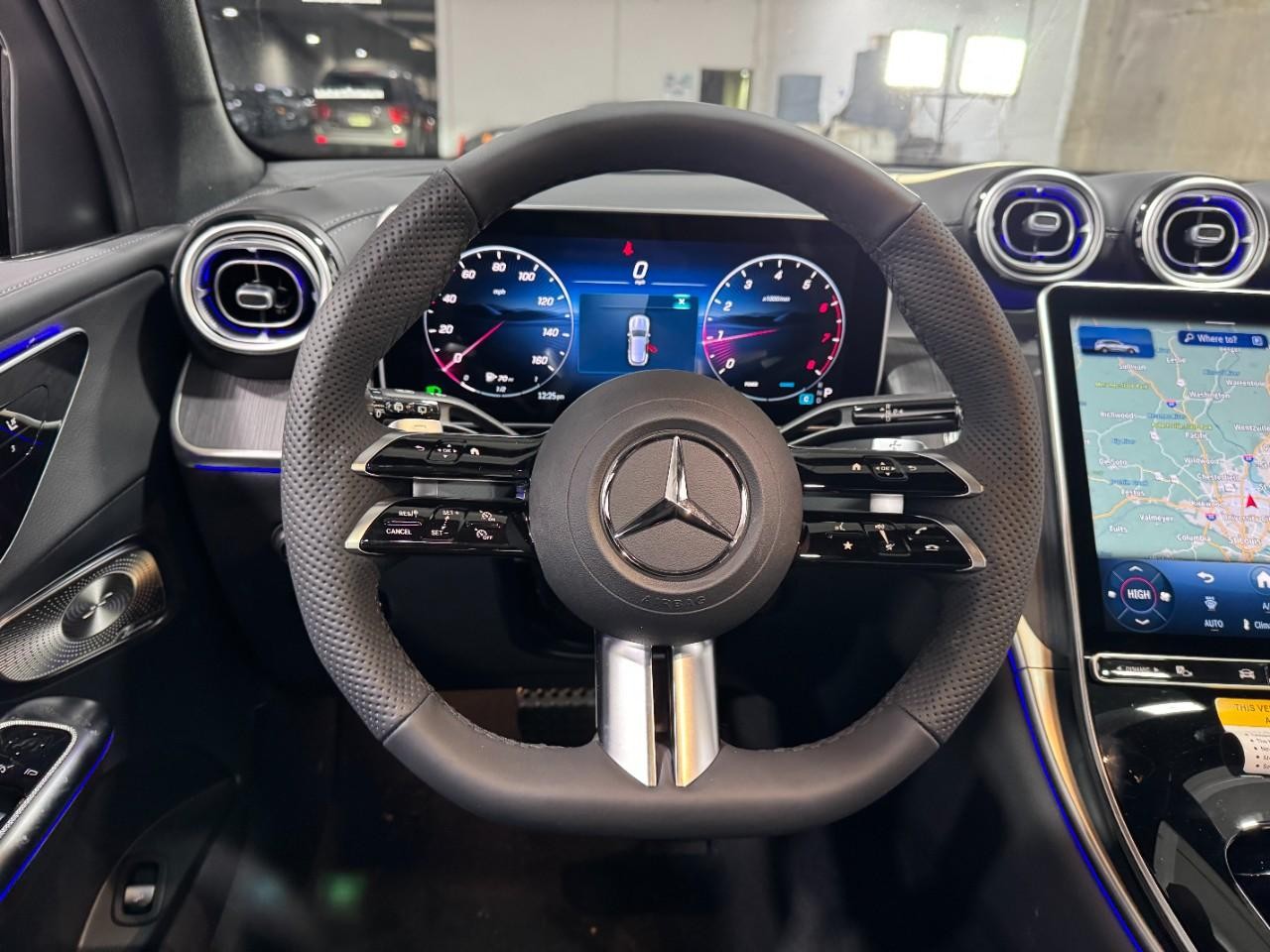 Mercedes-Benz GLC Vehicle Full-screen Gallery Image 13