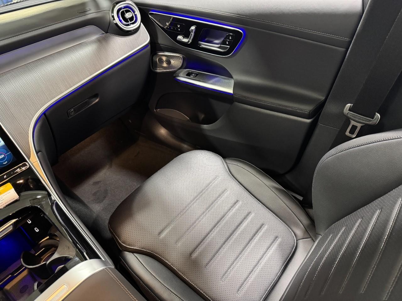 Mercedes-Benz GLC Vehicle Full-screen Gallery Image 15