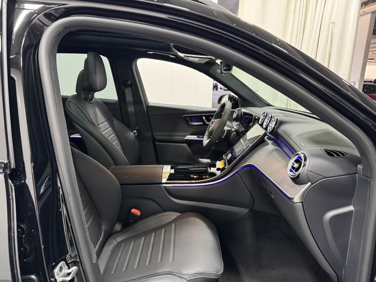 Mercedes-Benz GLC Vehicle Full-screen Gallery Image 16