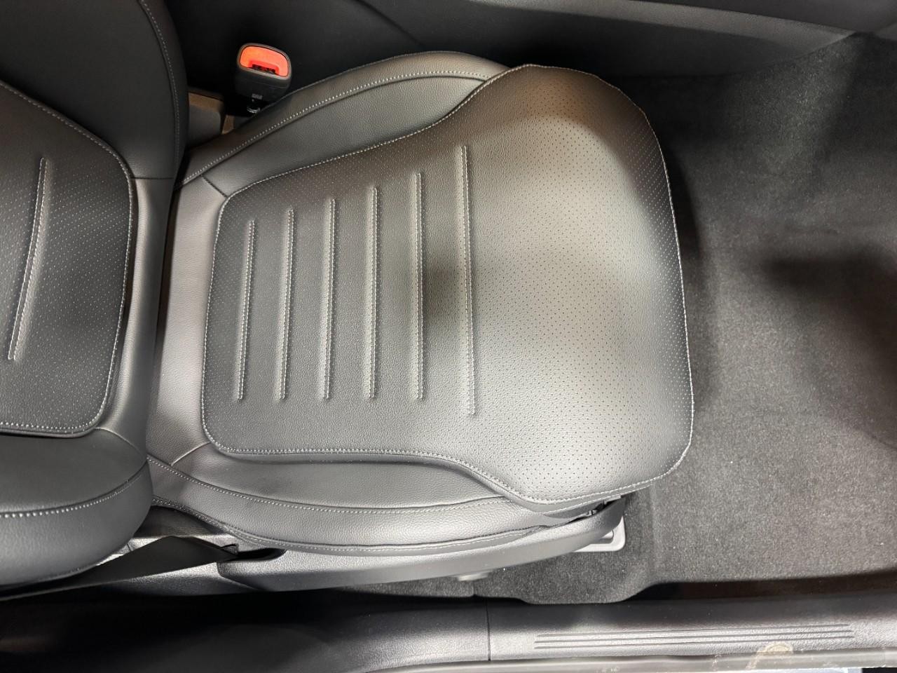 Mercedes-Benz GLC Vehicle Full-screen Gallery Image 17