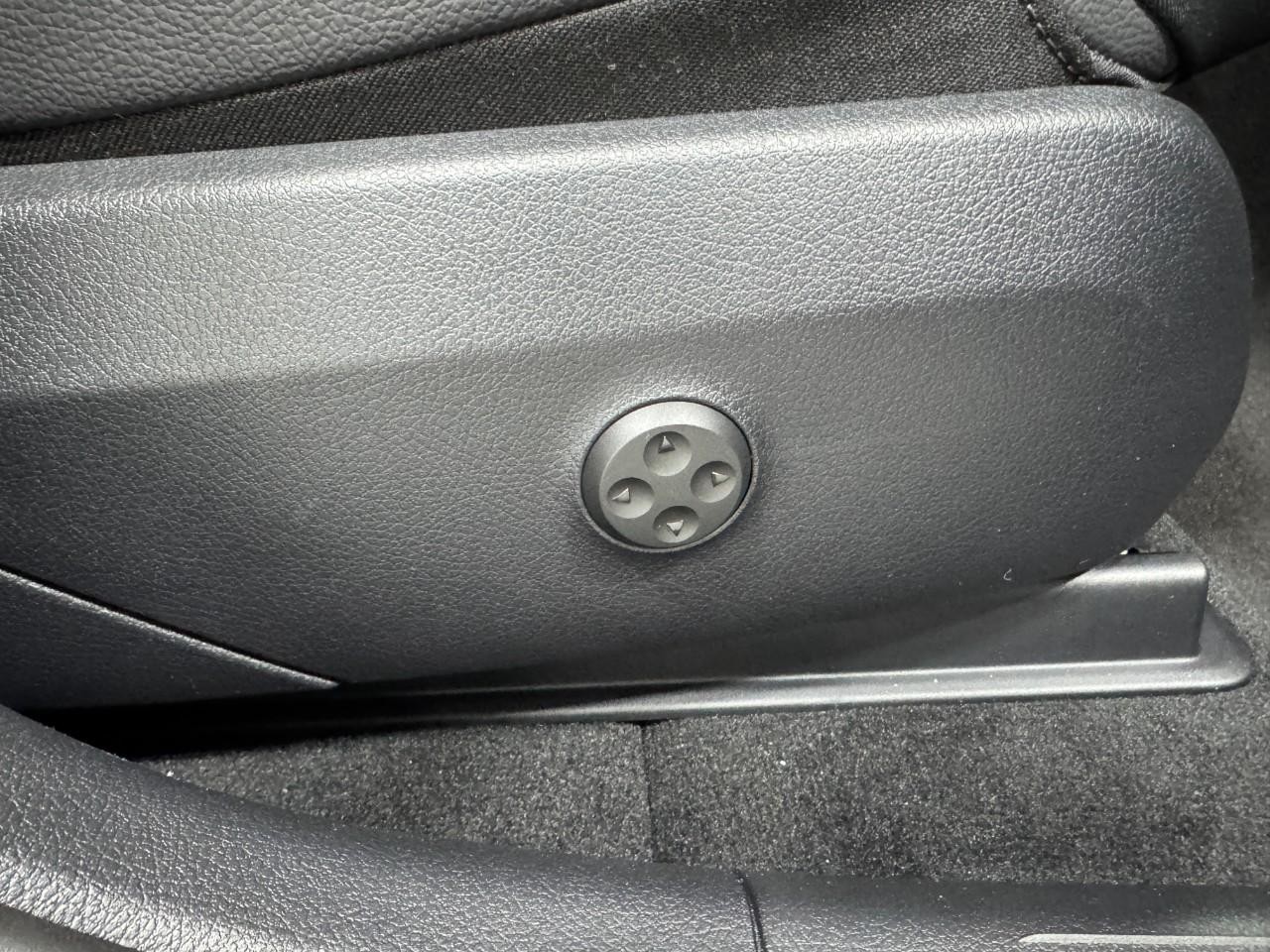 Mercedes-Benz GLC Vehicle Full-screen Gallery Image 18