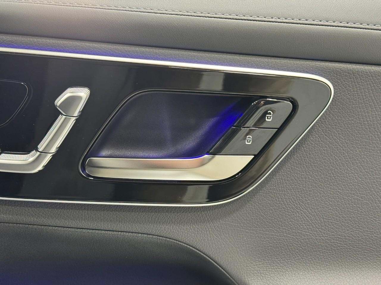 Mercedes-Benz GLC Vehicle Full-screen Gallery Image 20