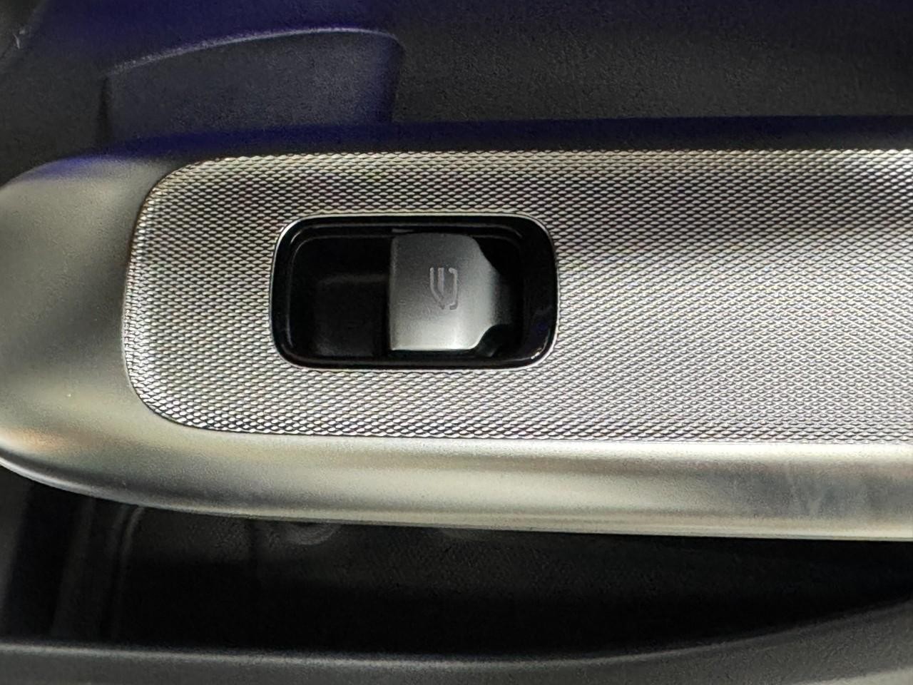 Mercedes-Benz GLC Vehicle Full-screen Gallery Image 21