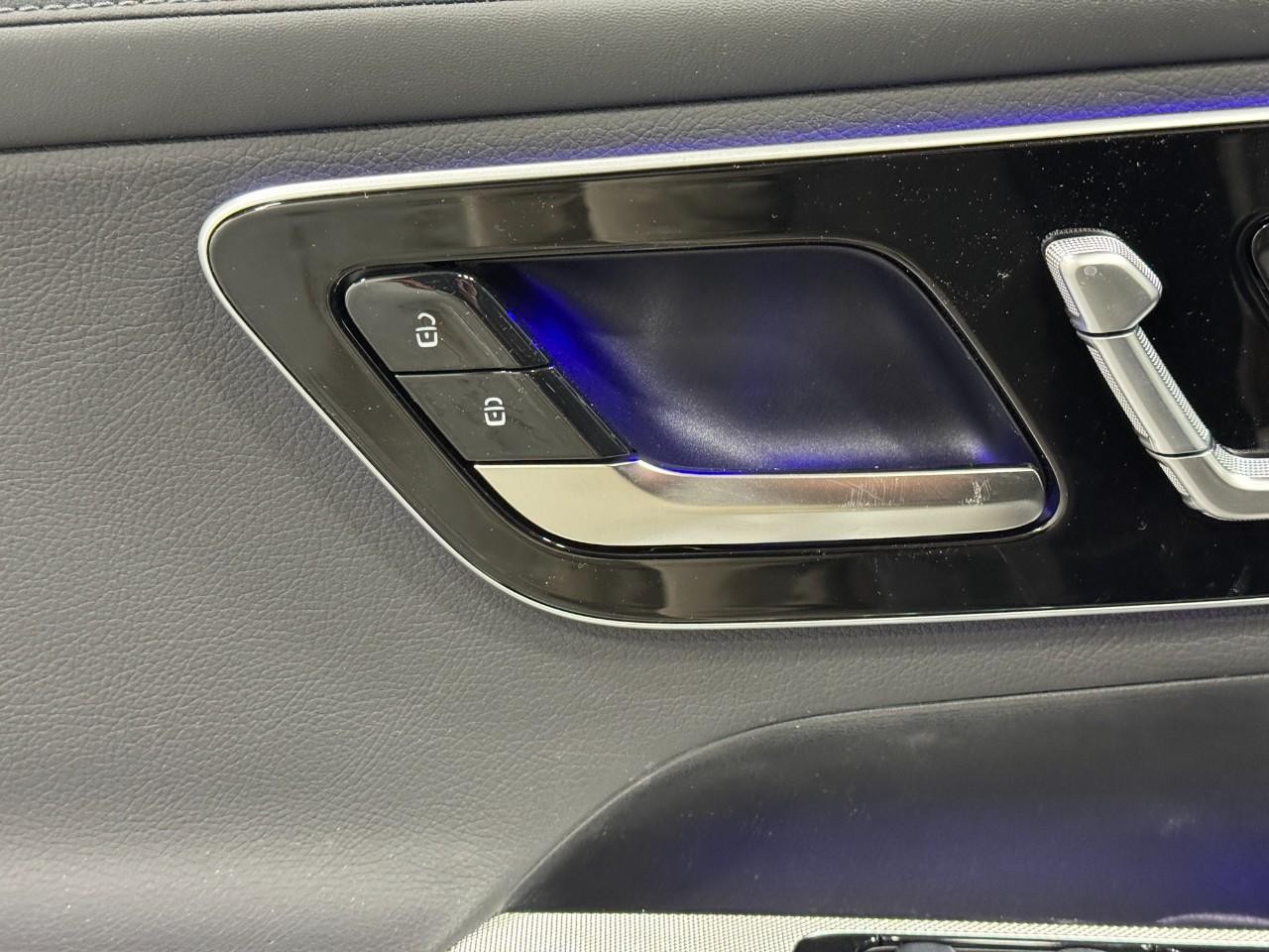 Mercedes-Benz GLC Vehicle Full-screen Gallery Image 23