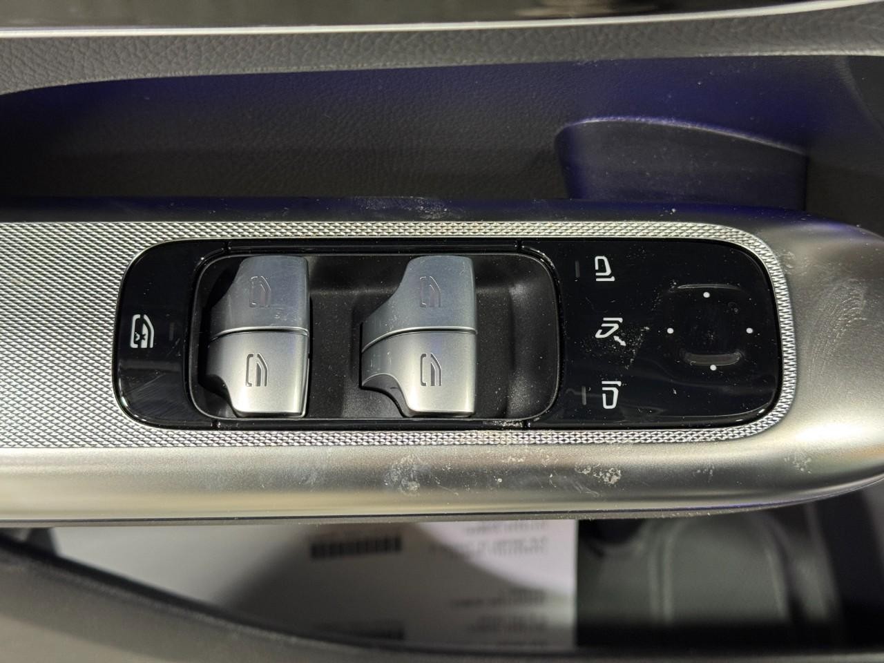 Mercedes-Benz GLC Vehicle Full-screen Gallery Image 24