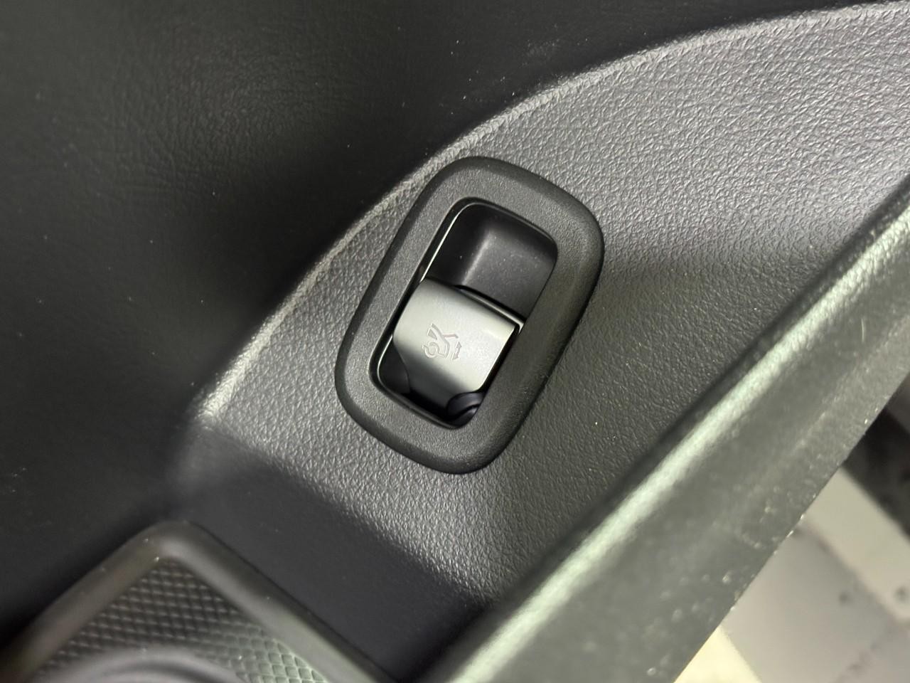 Mercedes-Benz GLC Vehicle Full-screen Gallery Image 26