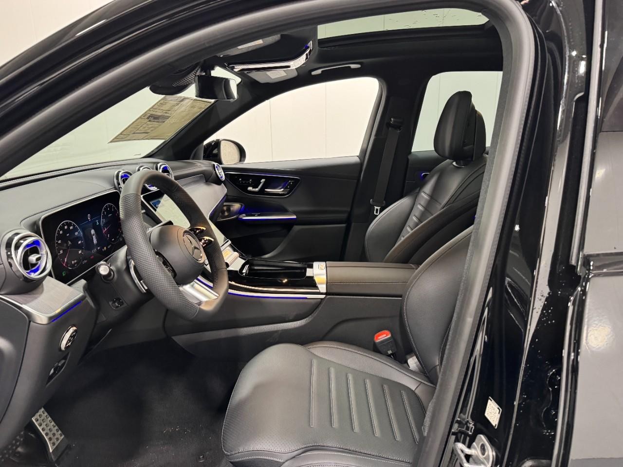 Mercedes-Benz GLC Vehicle Full-screen Gallery Image 27