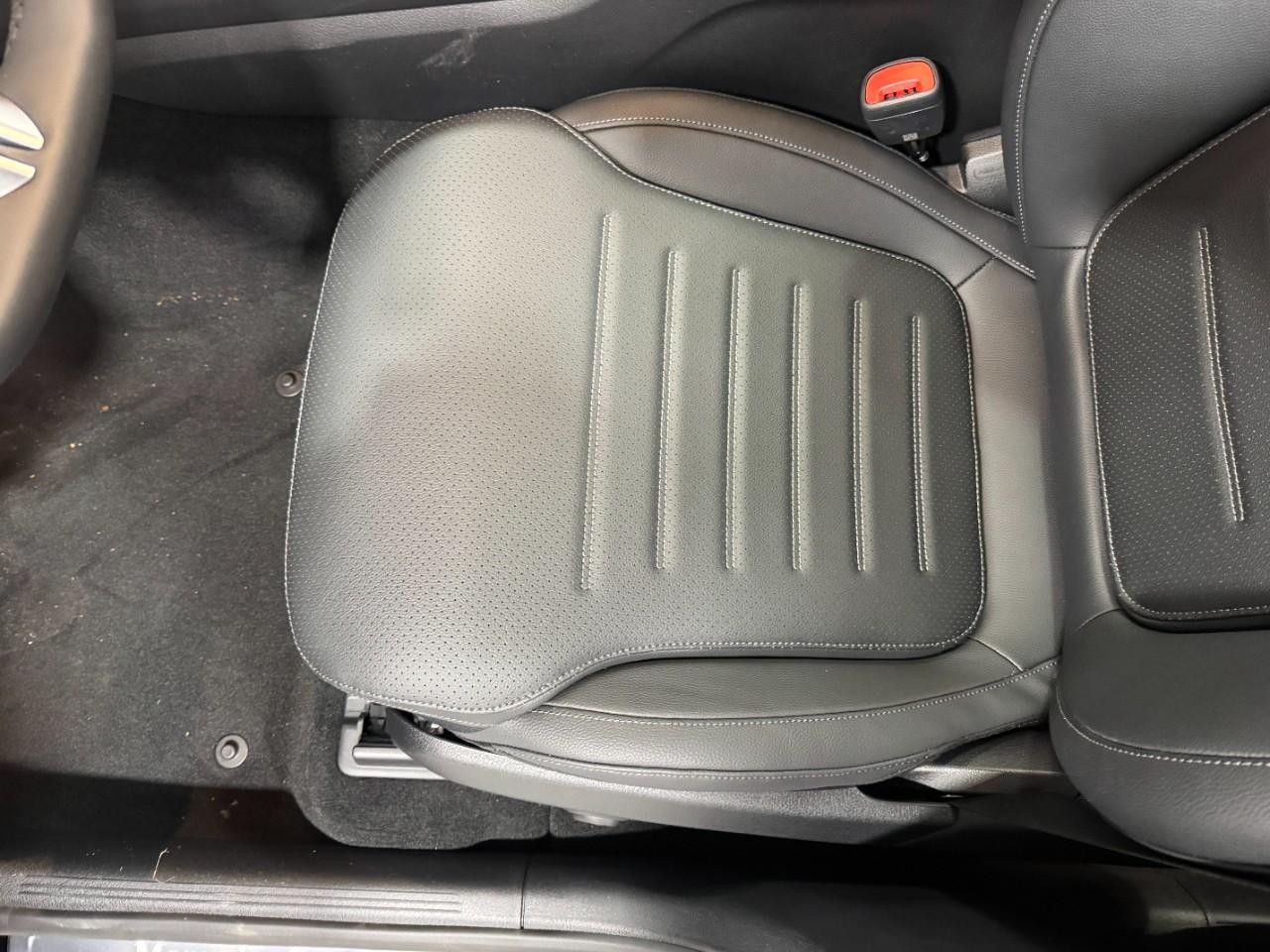 Mercedes-Benz GLC Vehicle Full-screen Gallery Image 28