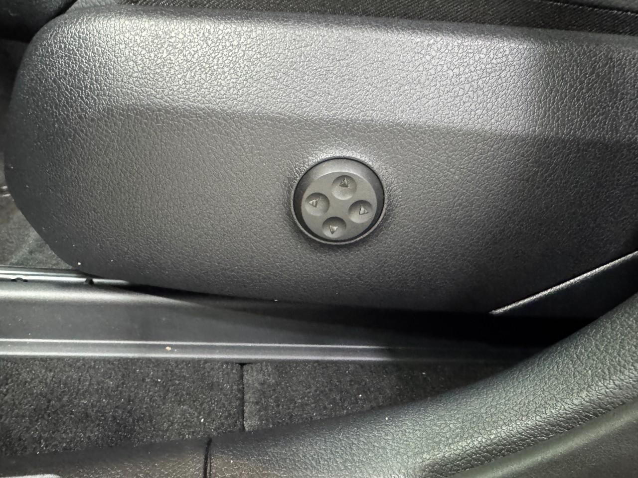 Mercedes-Benz GLC Vehicle Full-screen Gallery Image 29