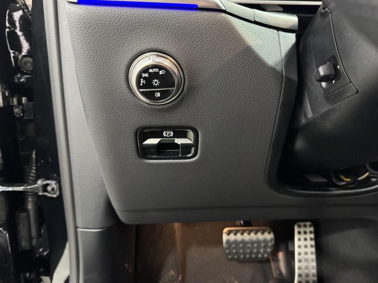 Mercedes-Benz GLC Vehicle Full-screen Gallery Image 30