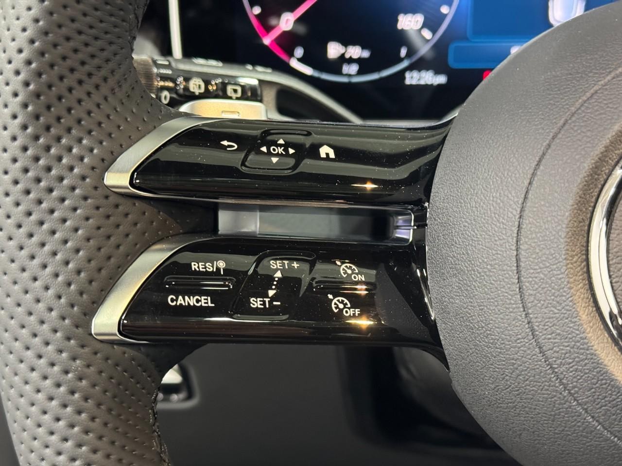 Mercedes-Benz GLC Vehicle Full-screen Gallery Image 31