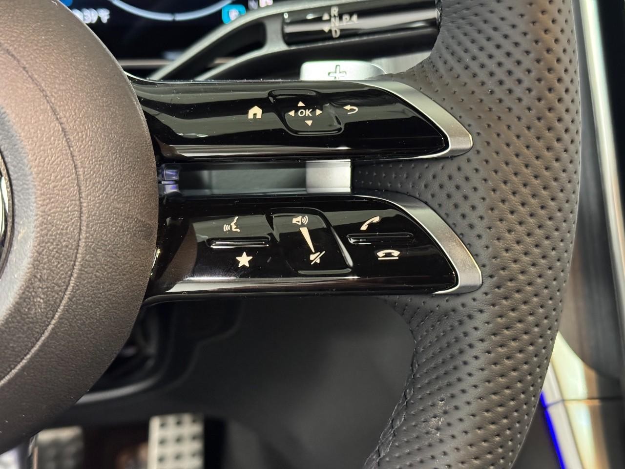 Mercedes-Benz GLC Vehicle Full-screen Gallery Image 32