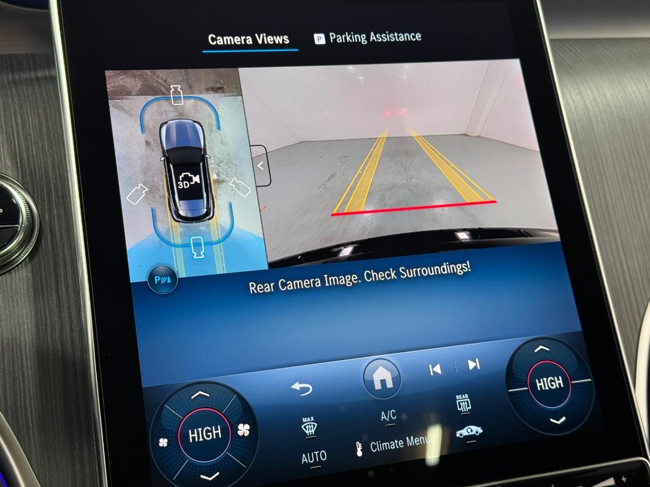 Mercedes-Benz GLC Vehicle Full-screen Gallery Image 35