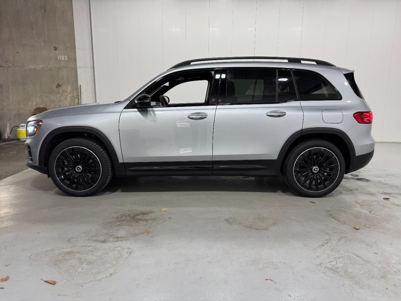 Mercedes-Benz GLB Vehicle Full-screen Gallery Image 2