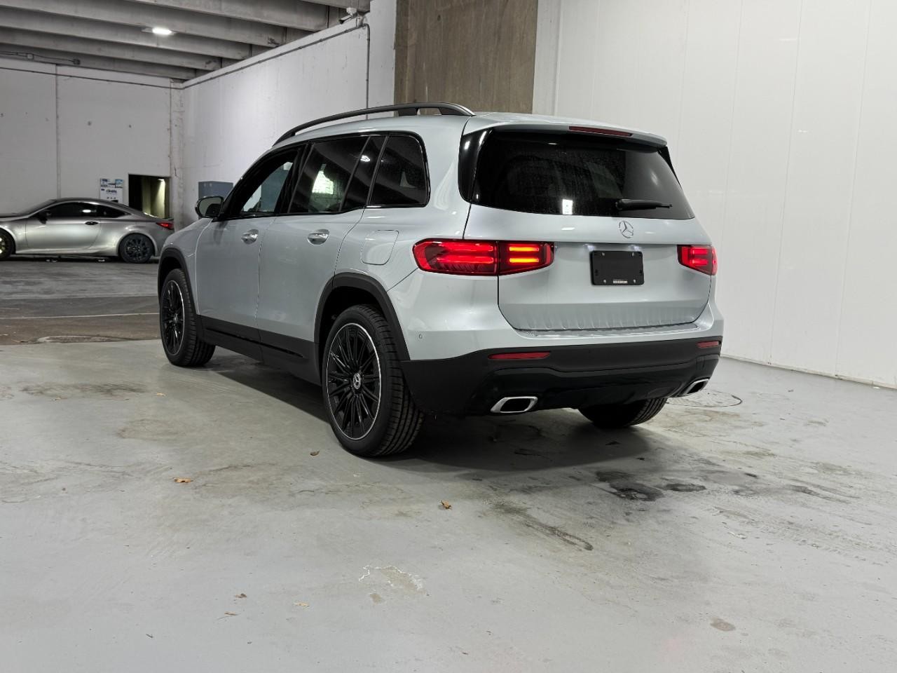 Mercedes-Benz GLB Vehicle Full-screen Gallery Image 3