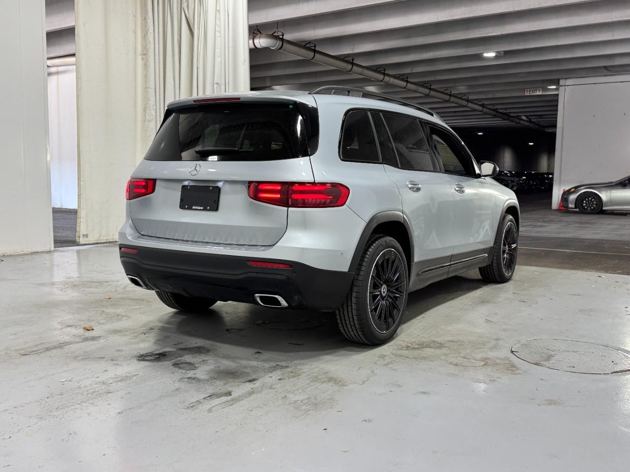 Mercedes-Benz GLB Vehicle Full-screen Gallery Image 4