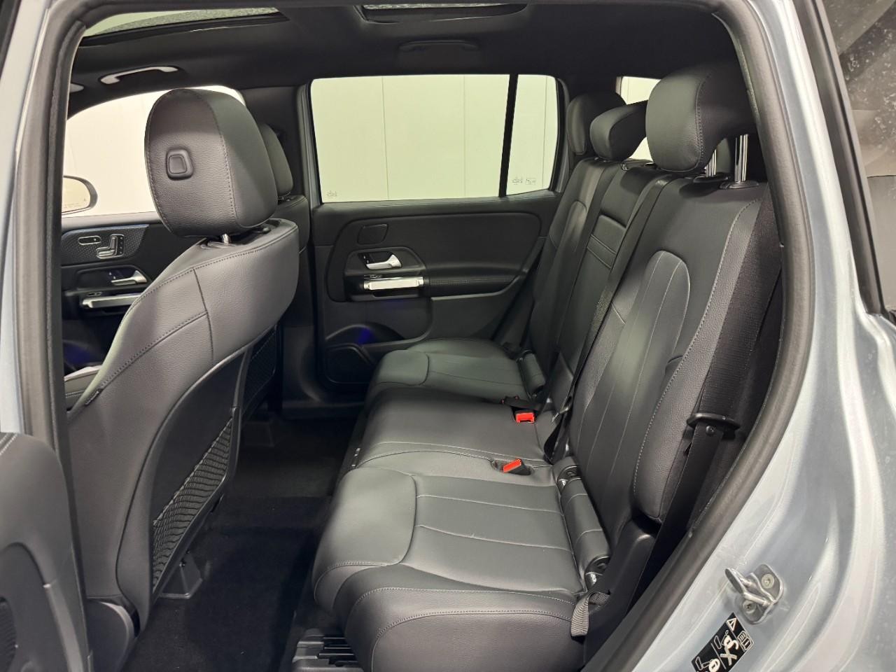 Mercedes-Benz GLB Vehicle Full-screen Gallery Image 8