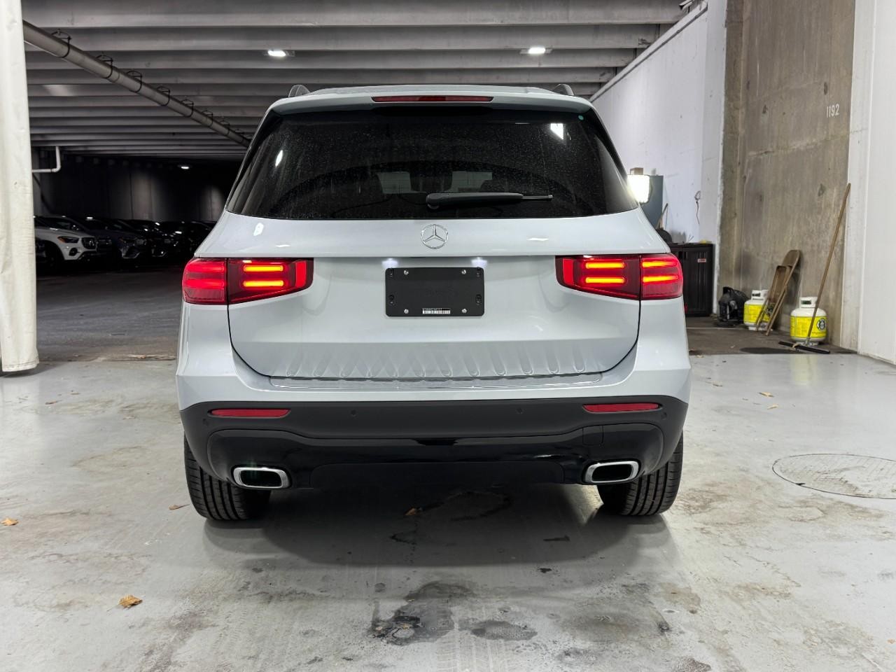 Mercedes-Benz GLB Vehicle Full-screen Gallery Image 9