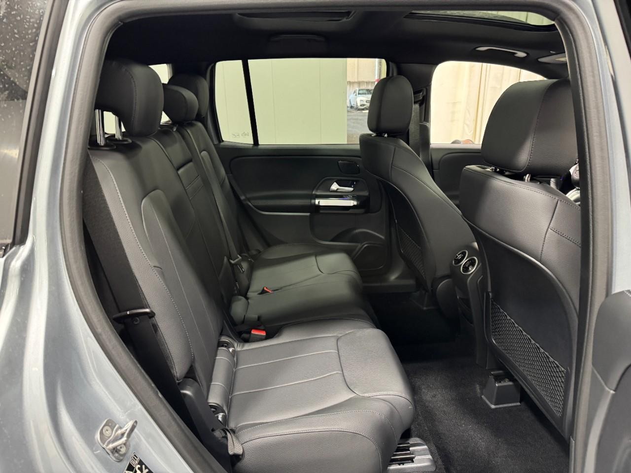 Mercedes-Benz GLB Vehicle Full-screen Gallery Image 10