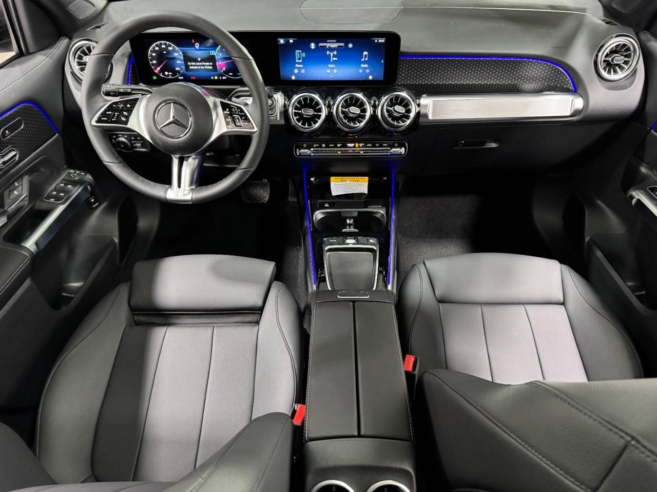 Mercedes-Benz GLB Vehicle Full-screen Gallery Image 12