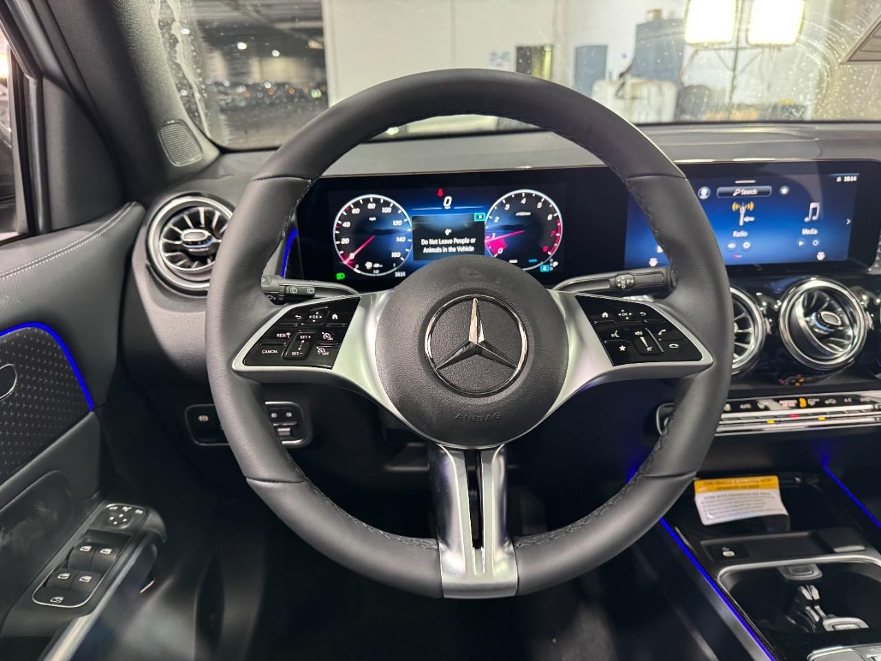 Mercedes-Benz GLB Vehicle Full-screen Gallery Image 13