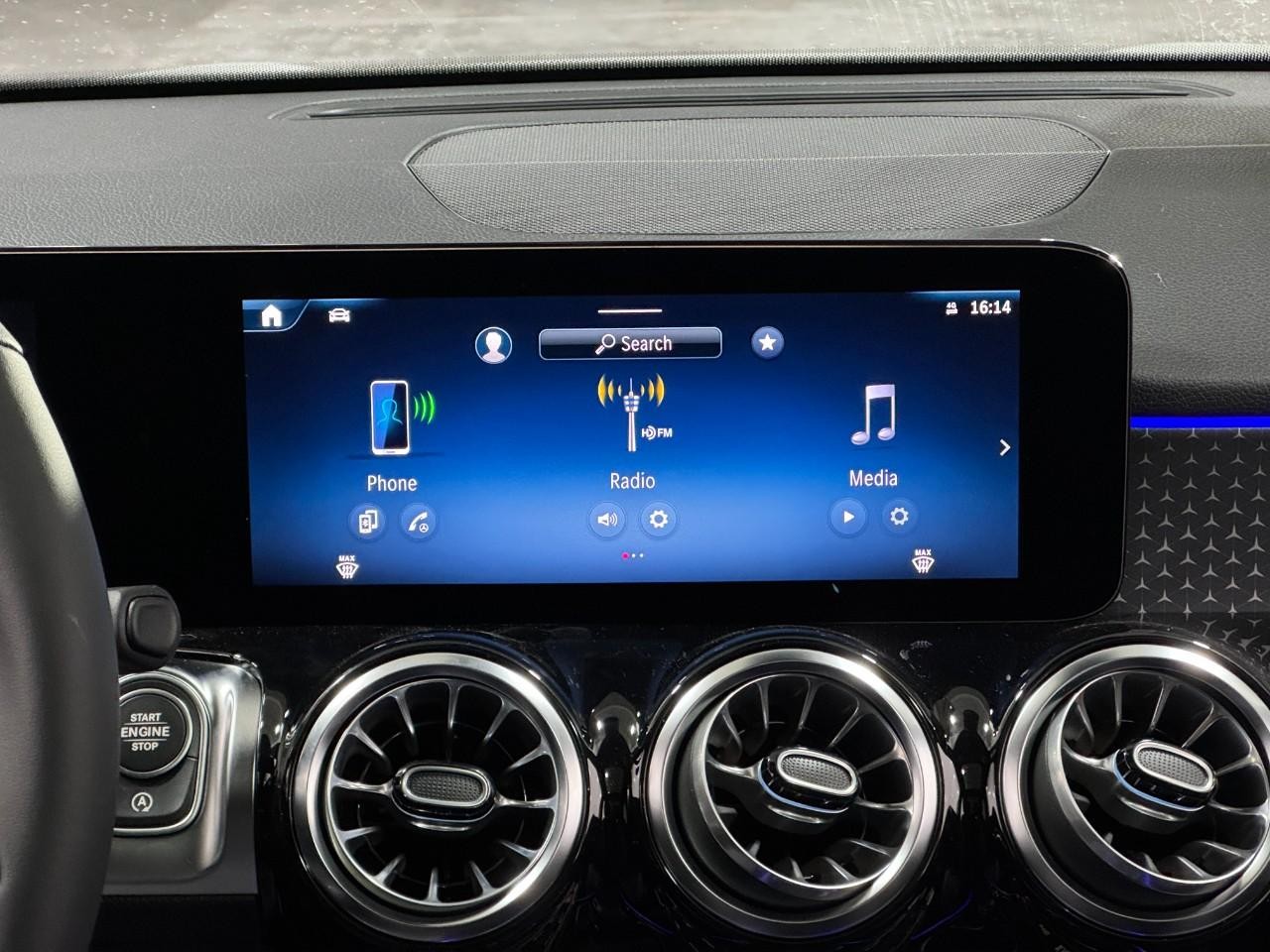 Mercedes-Benz GLB Vehicle Full-screen Gallery Image 14