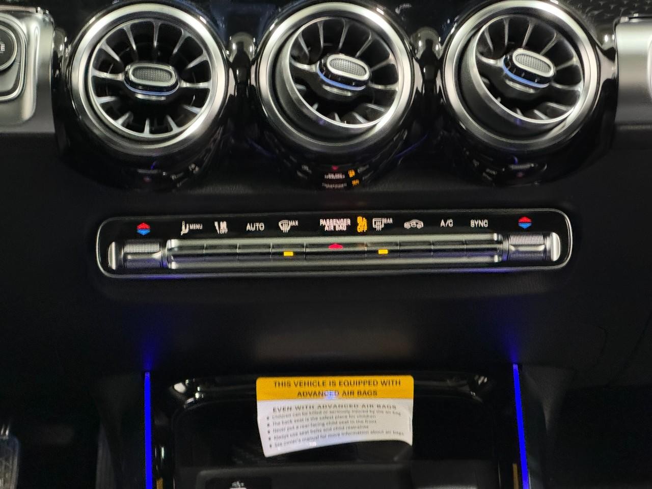 Mercedes-Benz GLB Vehicle Full-screen Gallery Image 15