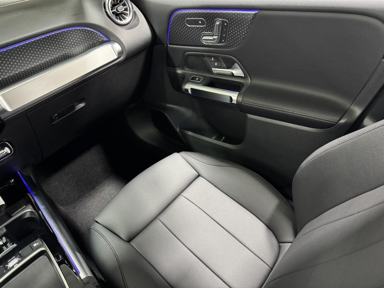 Mercedes-Benz GLB Vehicle Full-screen Gallery Image 16