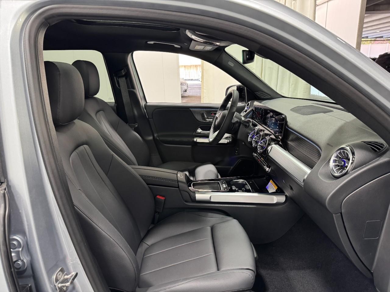 Mercedes-Benz GLB Vehicle Full-screen Gallery Image 17