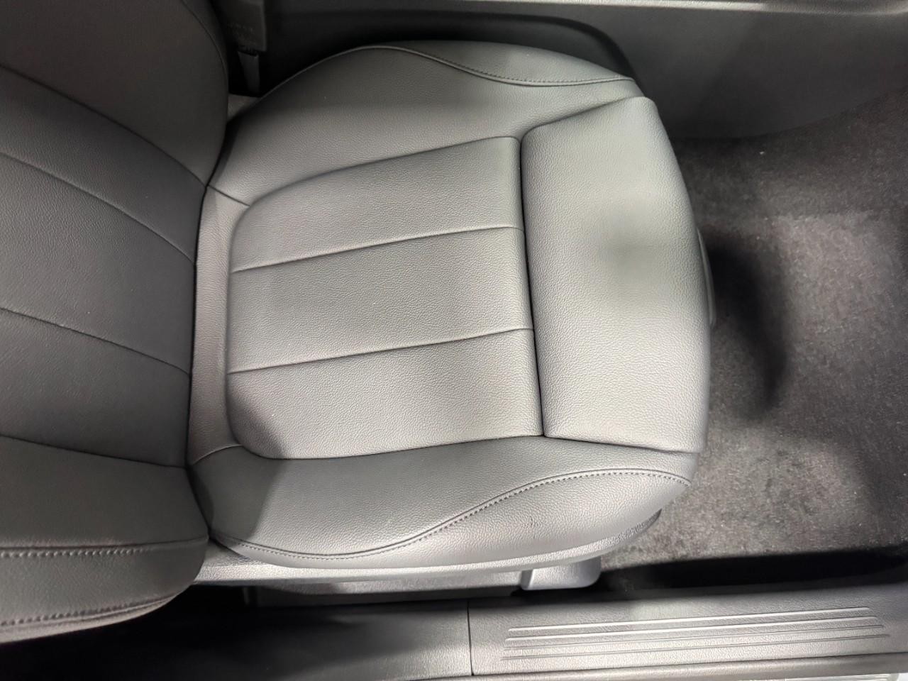 Mercedes-Benz GLB Vehicle Full-screen Gallery Image 18