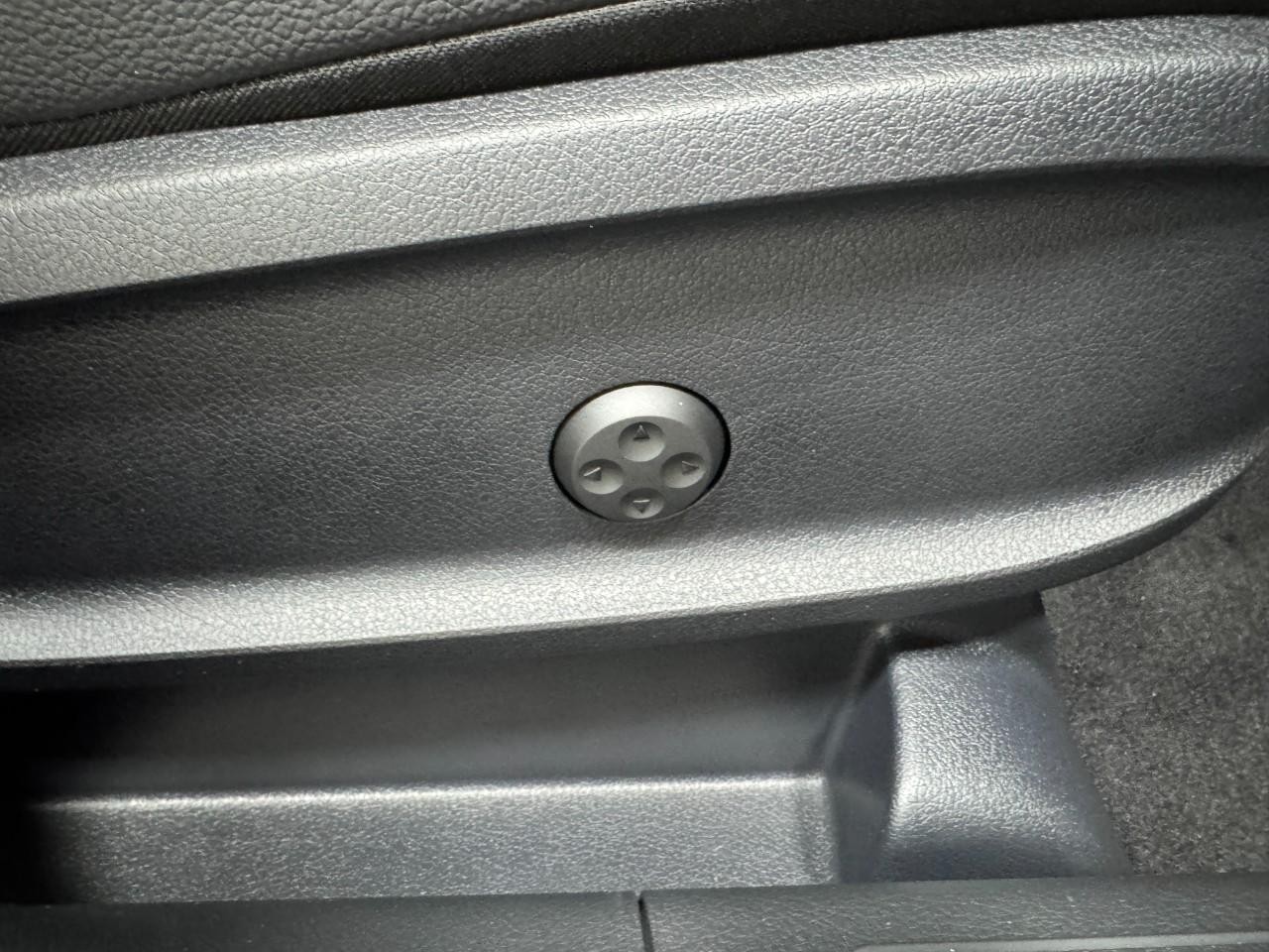 Mercedes-Benz GLB Vehicle Full-screen Gallery Image 19