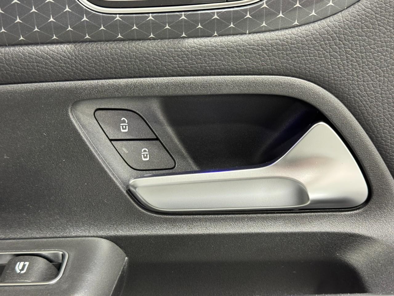 Mercedes-Benz GLB Vehicle Full-screen Gallery Image 21