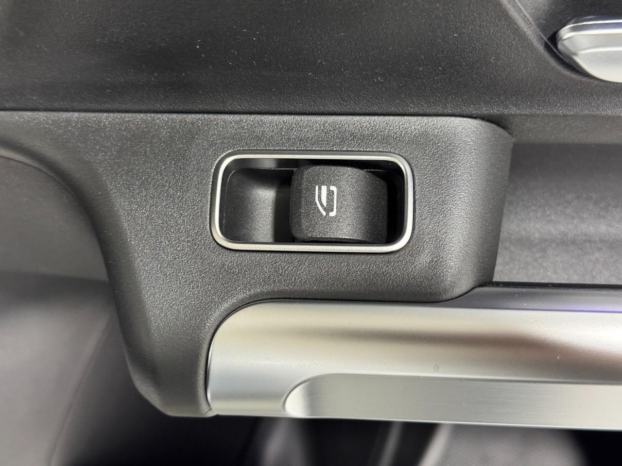 Mercedes-Benz GLB Vehicle Full-screen Gallery Image 22