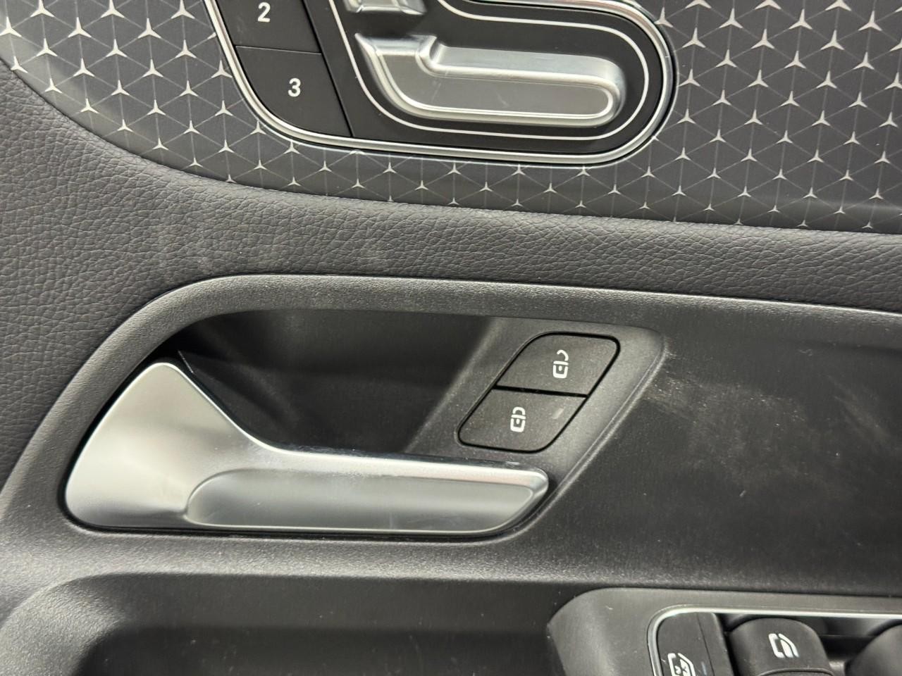 Mercedes-Benz GLB Vehicle Full-screen Gallery Image 24